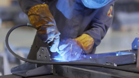 Welding in Factory alt