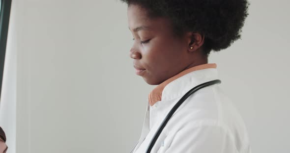 A Medical Professional Who Examines A Patient's Neck And Examines The Glands alt