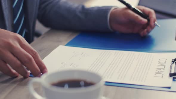 Close up manager signing agreement of the partnership. alt