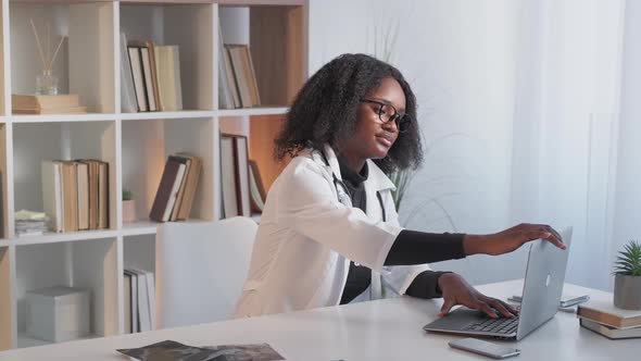 Job Finish Successful Doctor Woman Laptop Hospital alt