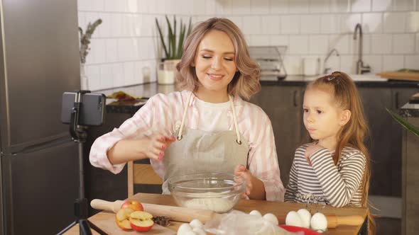 Mom Child Broadcast Online Video Making Dough Cake Sponge Cake alt
