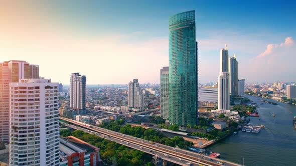 4K : Drones fly over the Chao Phraya River, buildings and business districts in Bangkok alt