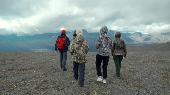 People looking at huge mountains alt