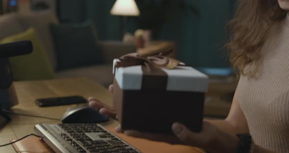 Woman receiving immediately the gift that she ordered online