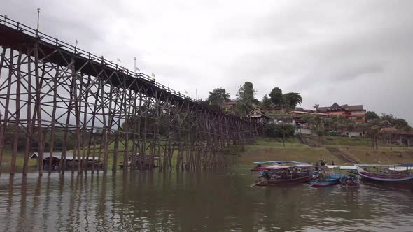 The Footage of Atmosphere of Mon Bridge (Mon Bamboo Bridge) at Sangklaburi, Kanchanaburi Province, T alt