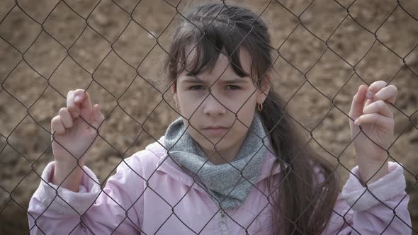 Refugee children. Children's loneliness. alt