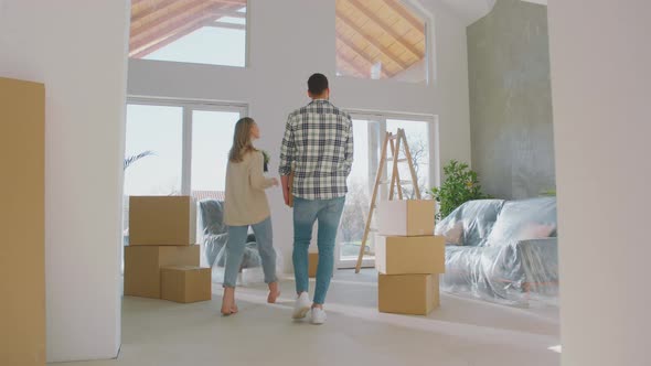 Couple carring boxes into new house