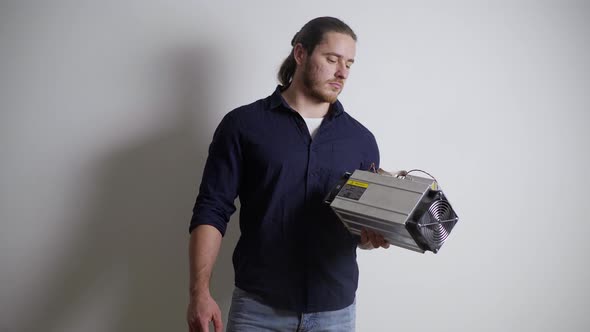 Guy Throws Out ASIC for Mining Crypto Farm Does Not Believe in Cryptocurrencies alt