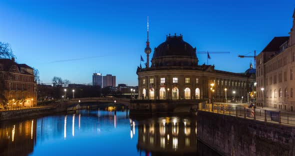 Sunrise hyperlaps of central Berlin skyline in 4k with TV Tower and spree river alt