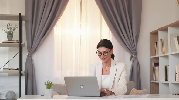 Office Work Positive Woman Virtual Chetting alt