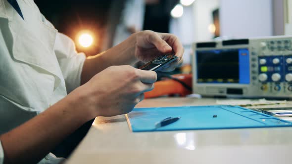 Cellphone Is Getting Fixed By a Serviceman alt