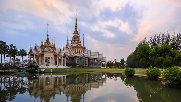 4k Day to Night Time-lapse of Wat None Kum temple in Nakhon Ratchasima province, Thailand alt