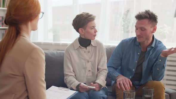 Couple Speaking out to Psychologist alt