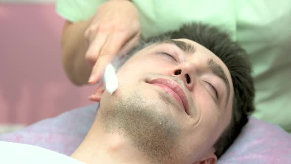 Face Massage with Liquid Nitrogen alt