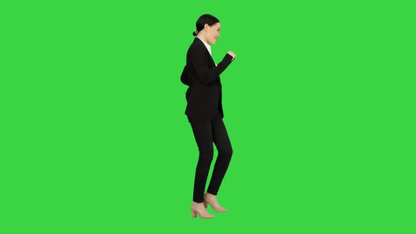 Smiling Young Business Woman Doing a Cheerful Walk on a Green Screen, Chroma Key alt