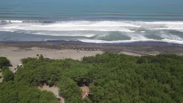 Aerial view of people holiday in parangtritis beach, Indonesia alt