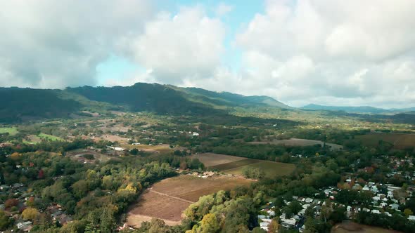 Aerial view of Napa Valley, northern California. Drone flies forward over beautiful landscape, Unite alt
