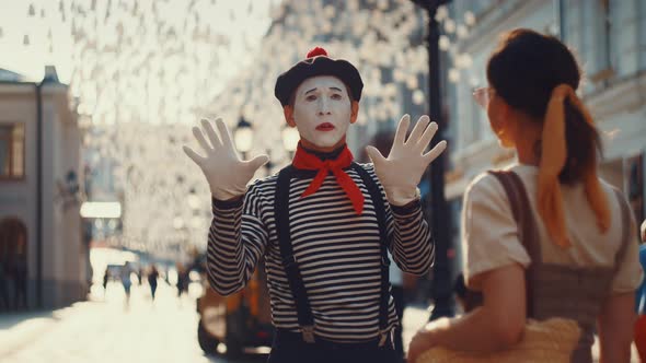 Mime and young woman in the city alt