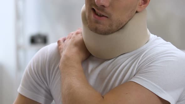 Man Wearing Foam Cervical Collar Suffering From Pain in Shoulder and Neck alt