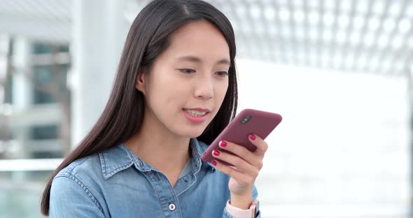 Young woman use of mobile phone alt