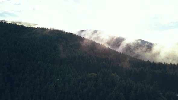 Aerial Drone Shot Slowing Panning Down to Reveal the Magnificence of the Romanian Mountains in Valea alt