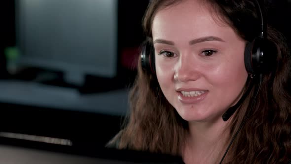 service center operator communicates with customer online alt