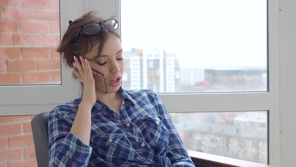 Woman Swears and Finds Out the Relationship with Her Boyfriend While Talking on the Phone alt