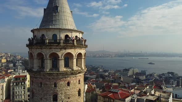 Tourists at Galata Tower alt