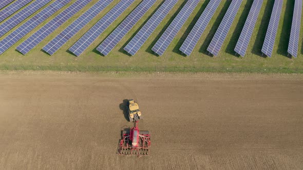 A Solar Farm and Traditional Farming Side By Side alt