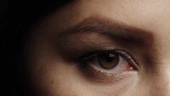 Close Up of Woman s Face Girl Opening Her Beautiful Blue Azzure Eyes Attractive Ginger alt