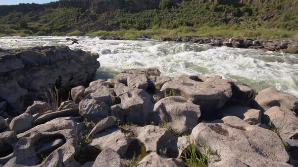 Panning view of the Snake River flowing in Southern Idaho alt