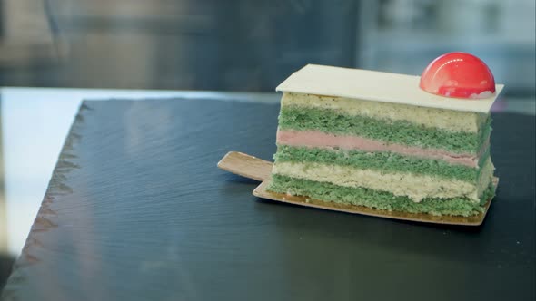 Beautifull Cake on Black Shop-window alt