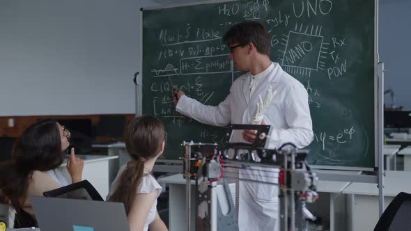 Teacher Speaks with the Students About 3D Printer Formula alt