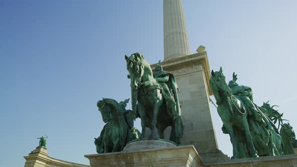 Equestrian statues at the Heroes' Square monument alt