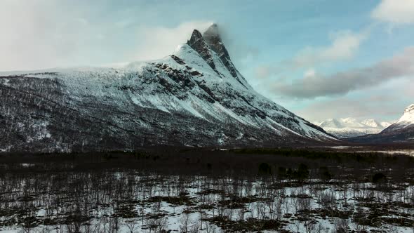 Exquisite Scenery Of Otertinden Mountain Near Signaldalen Valley During Winter In Northern Norway. w alt