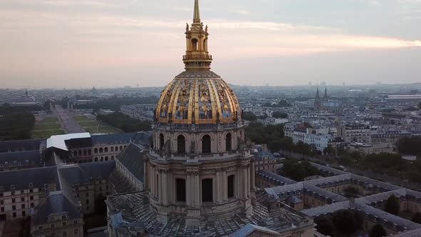 Aerial Orbit of Les Invalides Golden Dome at sunrise, Revealing Eiffel Tower in the Paris city in ba alt