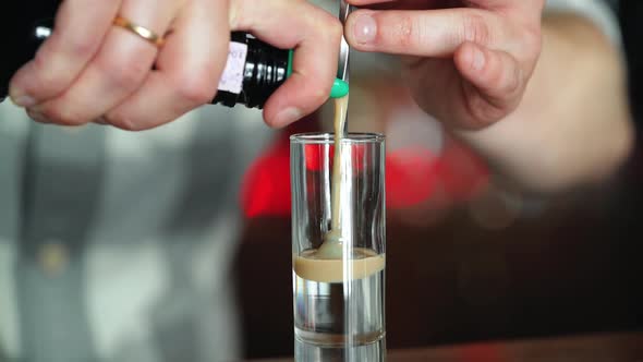 Barman or bartender preparing alcohol cocktail in restaurant alt