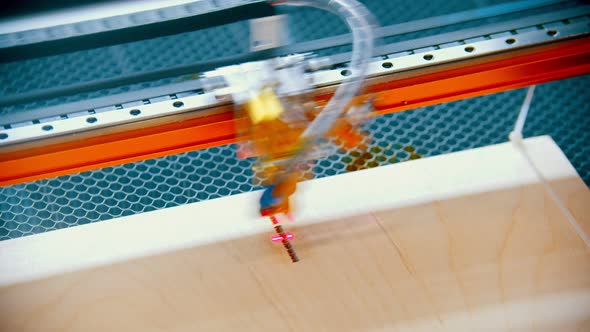 An  Machine Making Marks on the Wood alt