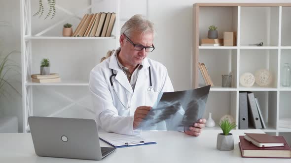 Diagnostic Radiology Chest Examination Doctor Xray alt