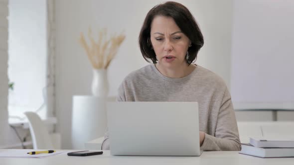 Headache Old Senior Woman in Tension Working in Office Pain alt