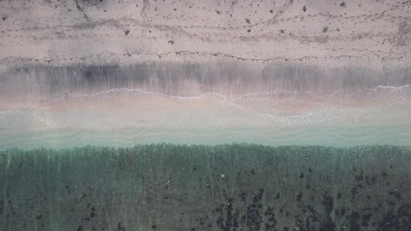 Small ocean waves alt