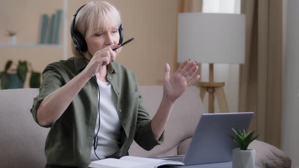 Portrait Mature Female in Headset Teacher Online Mentor Business Trainer Psychologist Talk in alt