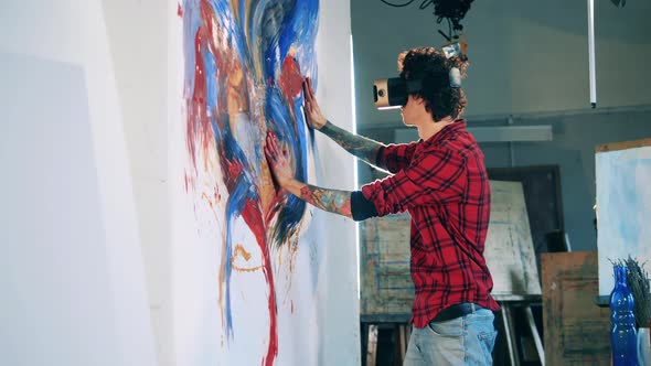 Painter is Wearing VRglasses While Drawing with Bare Hands alt