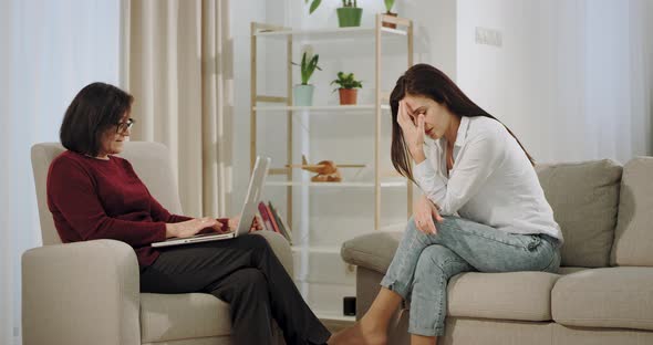 Old Female Psychologist Having a Session with Her alt