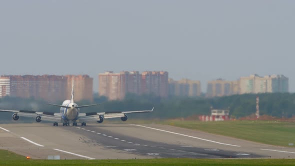 Huge Airliner Braking Runway