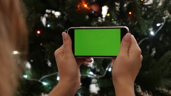 Green screen display phone in female hands 4K 2160p 30fps UltraHD footage - Woman holds greenscreen  alt