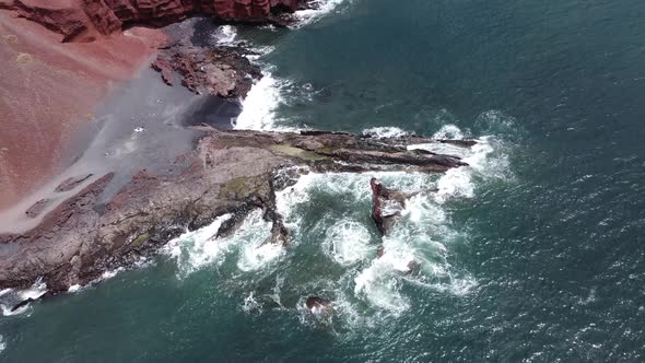 Large cliffs at the ocean alt