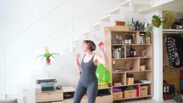 slow motion adult woman indoor listening music dancing and screaming alt