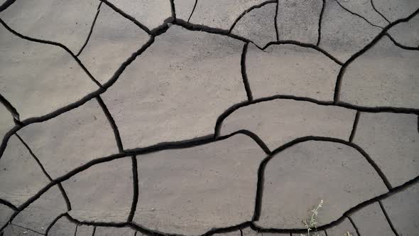 Panning over deep cracks in the mud alt