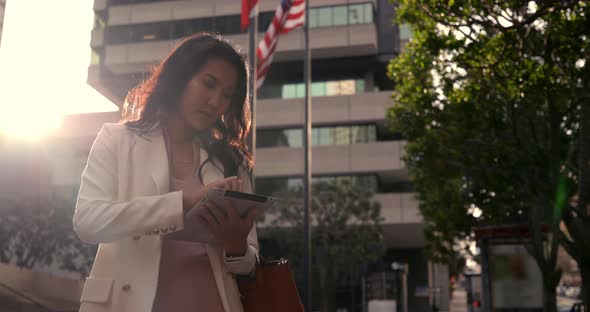 Young woman on the go in the city alt